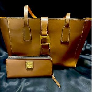 Authentic Dooney and Bourke Florentine Handbag comes with Wallet!